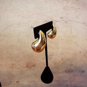 Women’s NWOT Gold colored teardrop post back earrings. Very light and shiny.